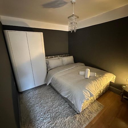 Brand New Large Studio Flat! Sutton  Ngoại thất bức ảnh
